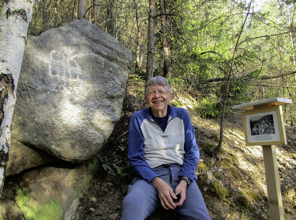 Udo vor der eigenen Gravur am Affenfelsen