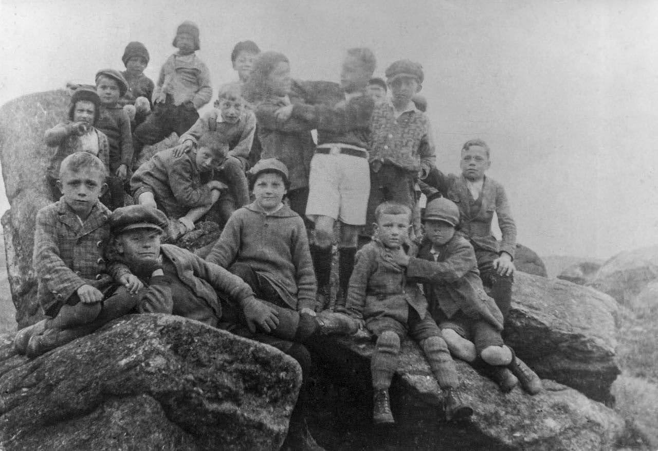 A ganze Schlinglbande – lauter freche Buben auf dem Affenfelsen. Die Aufnahme zeigt den Ort als Spiel- und Erlebnisraum, nicht als Denkmal.