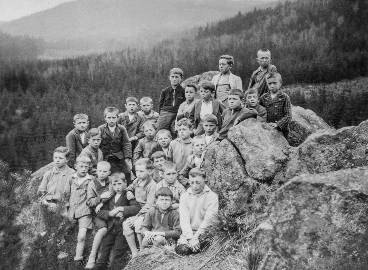 Schulausflug auf den Affenfelsen – Gruppe von Pechgrüner Schulkindern