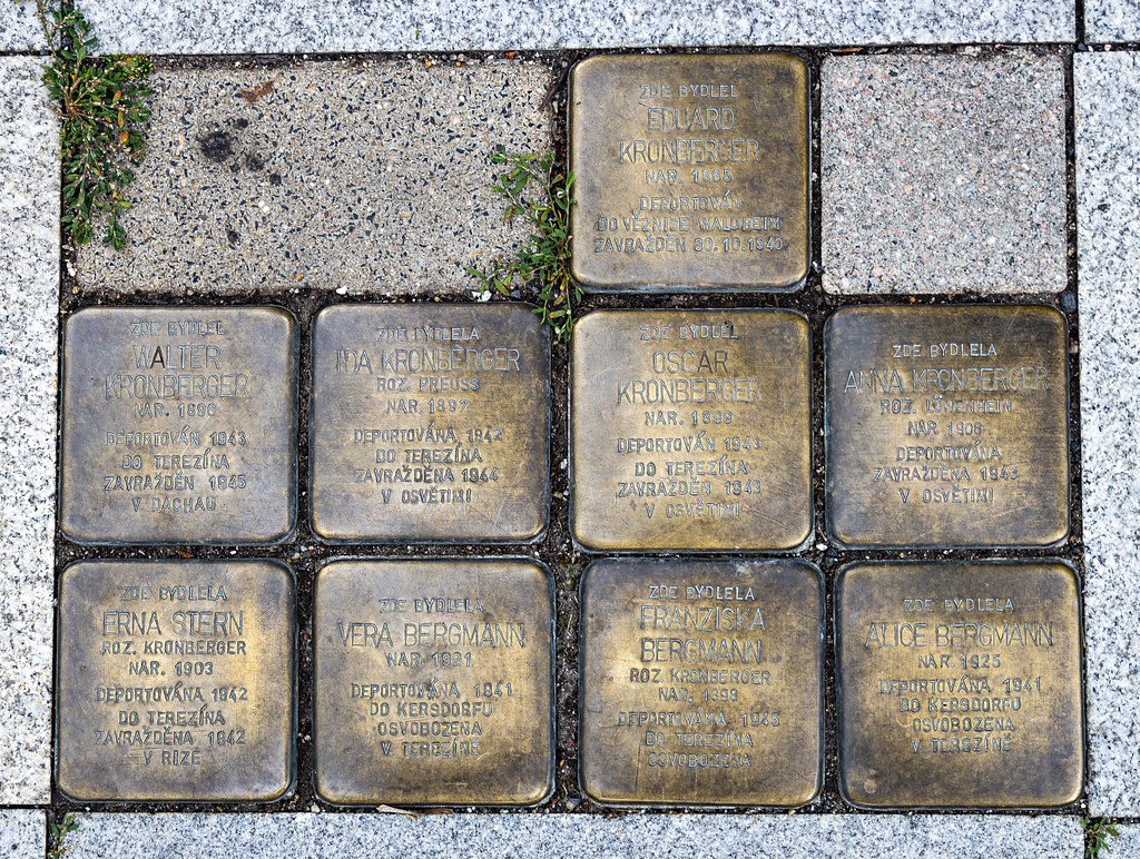 Stolpersteine vor dem ehemaligen Haus der Familie Kronberger in Chodau