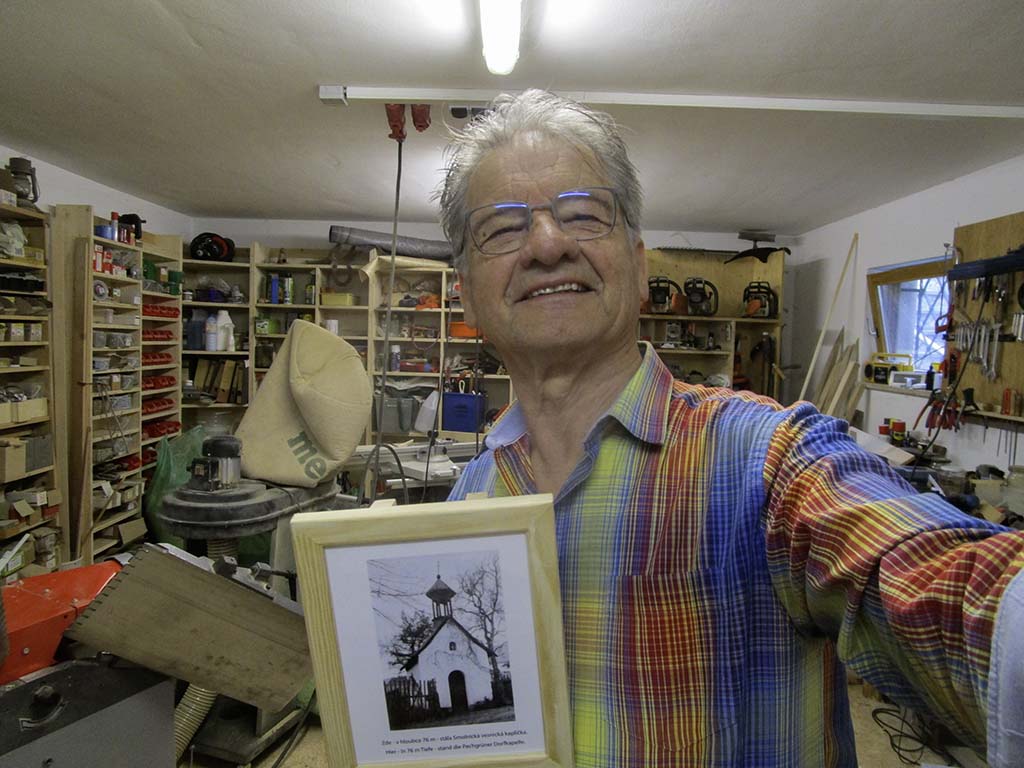 Claus in seiner Werkstatt bei den Vorbereitungen für die Gedenktafeln