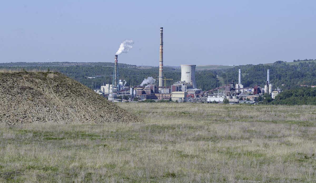 Blick von der Halde bei Pechgrün auf den Industriekomplex Vřesová