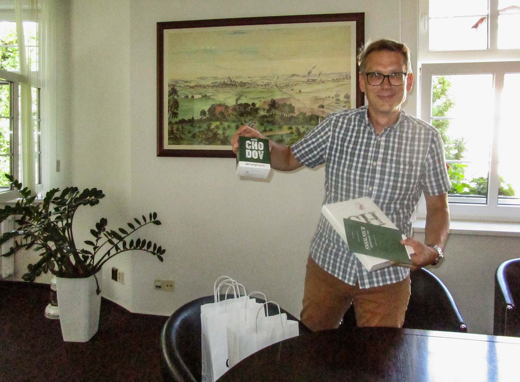 Der Zweite Bürgermeister überreicht Geschenke