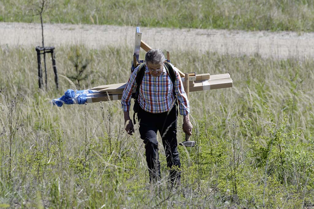 Aufstieg zur Halde mit Werkzeug und Ausrüstung