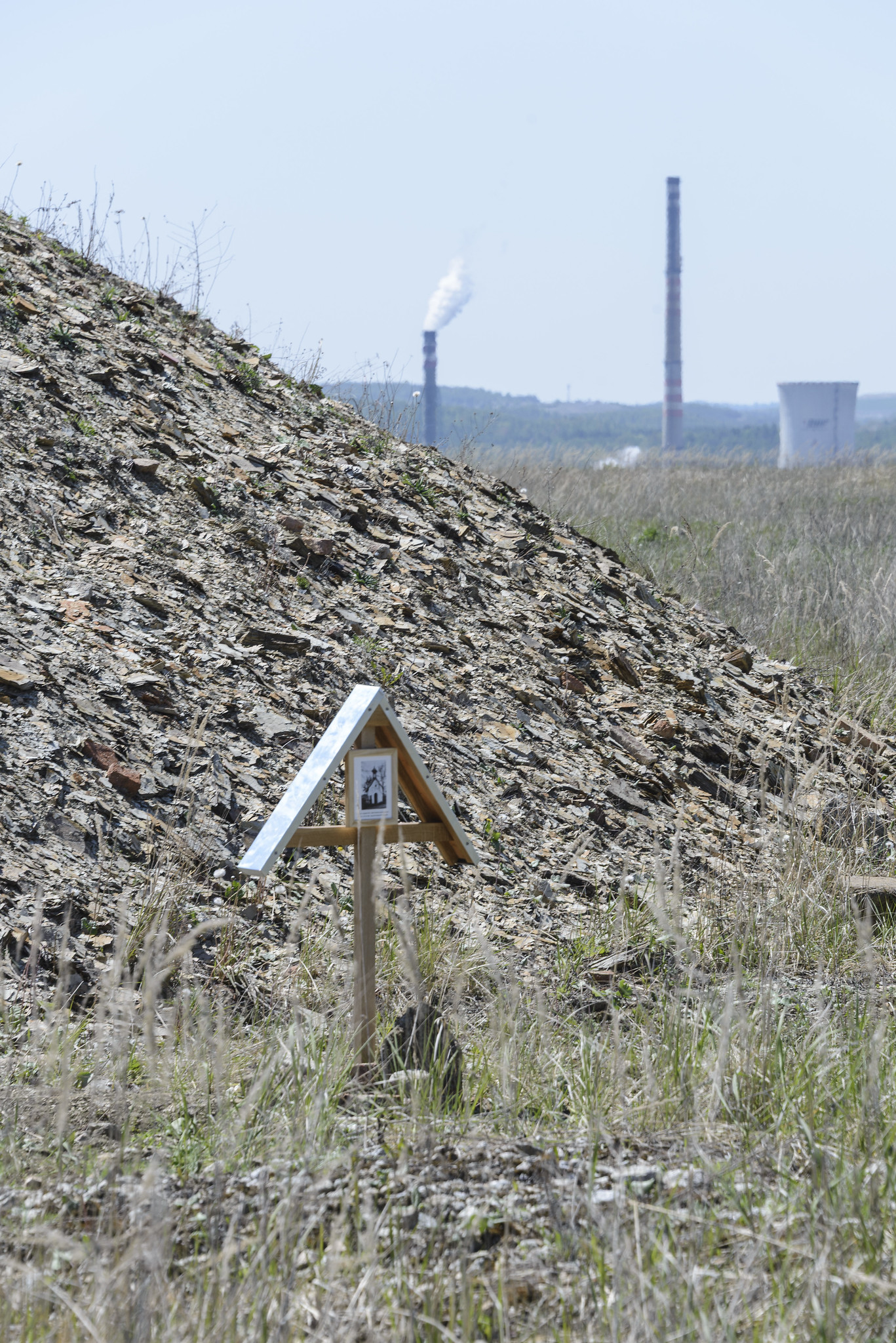 Erste Gedenktafel für die Pechgrüner Kapelle am Hang der Halde