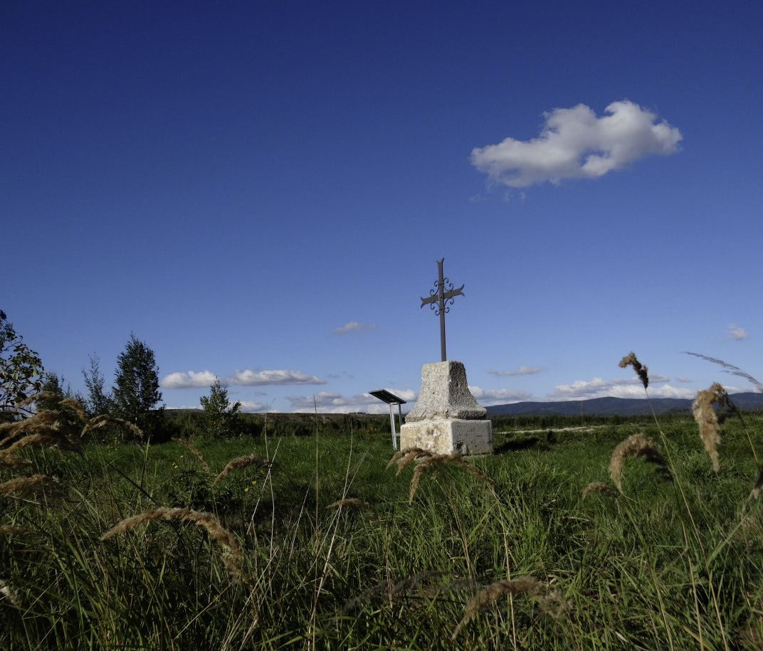 Restauriertes Kreuz im Naherholungsgebiet Bílá Voda