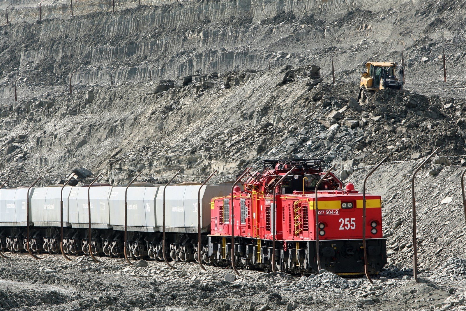 Abraumtransport mit Lokomotive und Grubenbahn