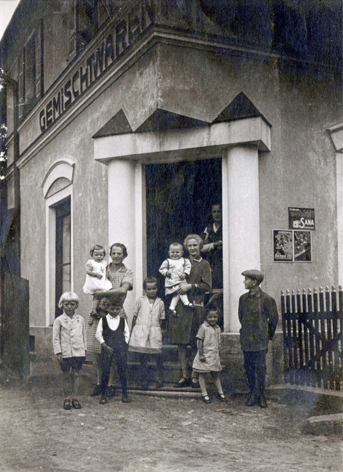 Der Laden nach 1924 – Menschen auf den Stufen