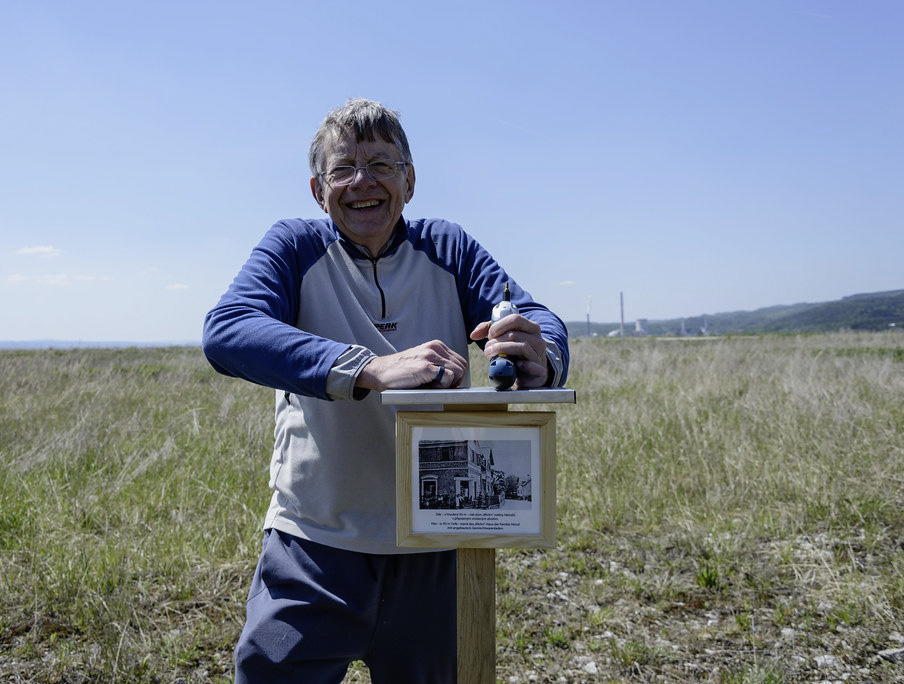 Udo Dengler auf der Halde von Pechgrün, an der Gedenktafel für das Geburtshaus seiner Mutter