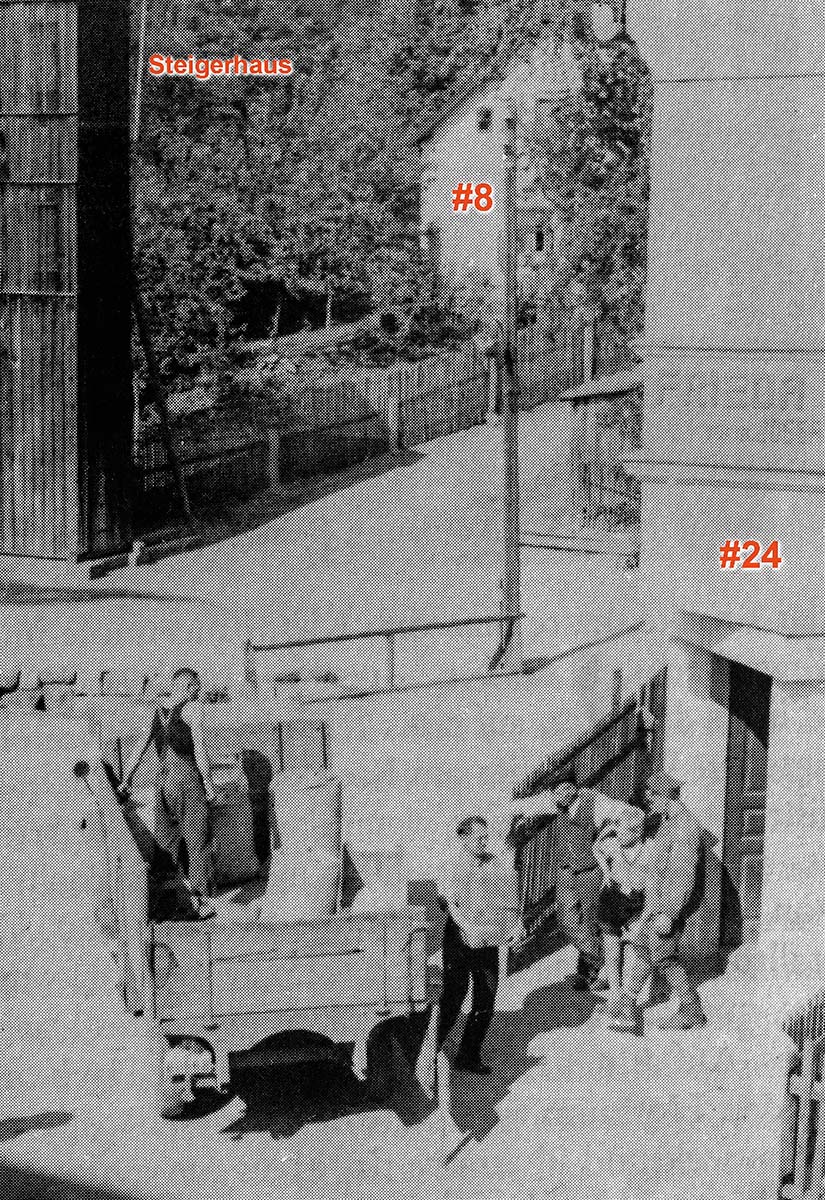 Blick vom oberen Stockwerk des Gemeindehauses hinüber zum Dorfanger