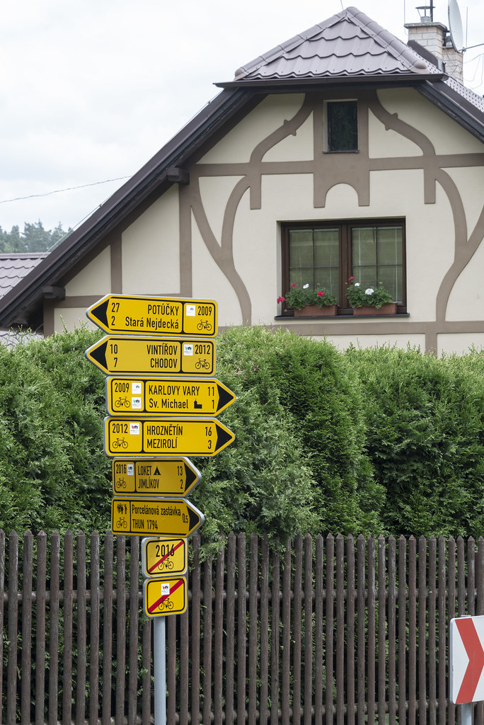 Wegweiser für Radfahrer am Bahnhof von Neurohlau (Nová Role)