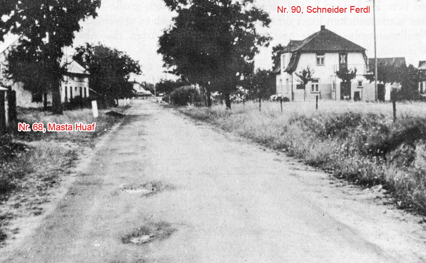Straße am Ortseingang, mit Haus Nr. 68 und 90