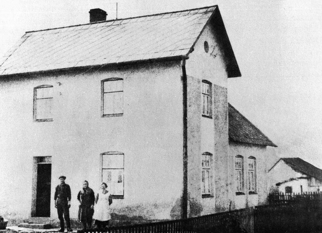 Haus Nr. 77, der Familie Ernst Dotzauer, im Hintergrund Haus Nr. 47, der Aloisia Haberditzl