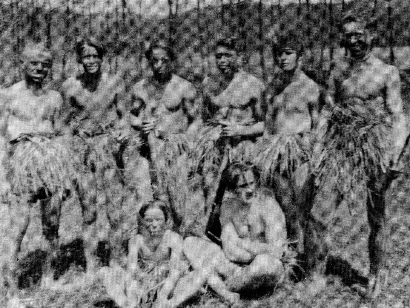 Pechgrüner Buben beim Spielen am Stärkeneier (Pechgräina Necha)