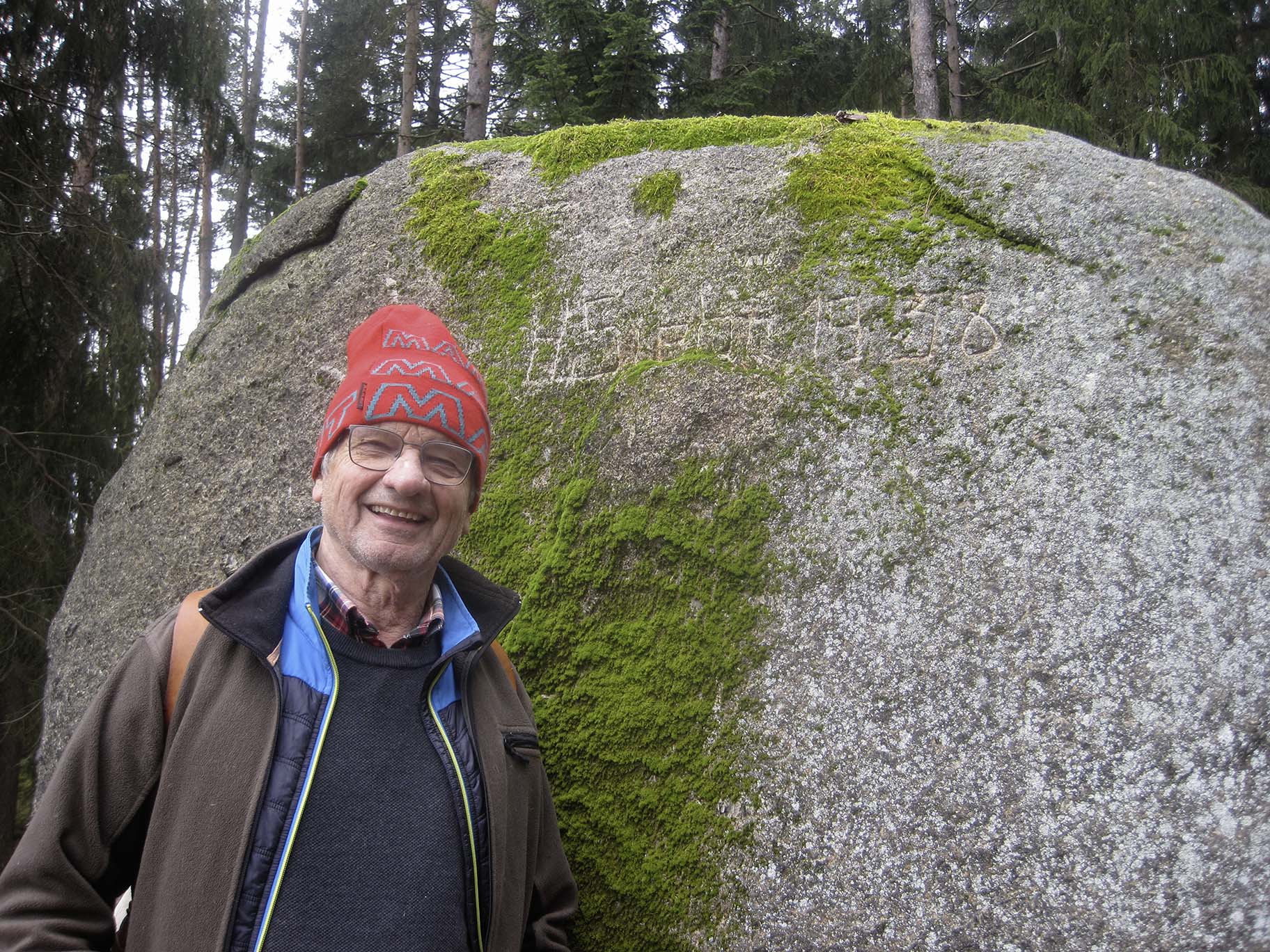 Claus vor dem Siehrfelsen mit der eingravierten Inschrift