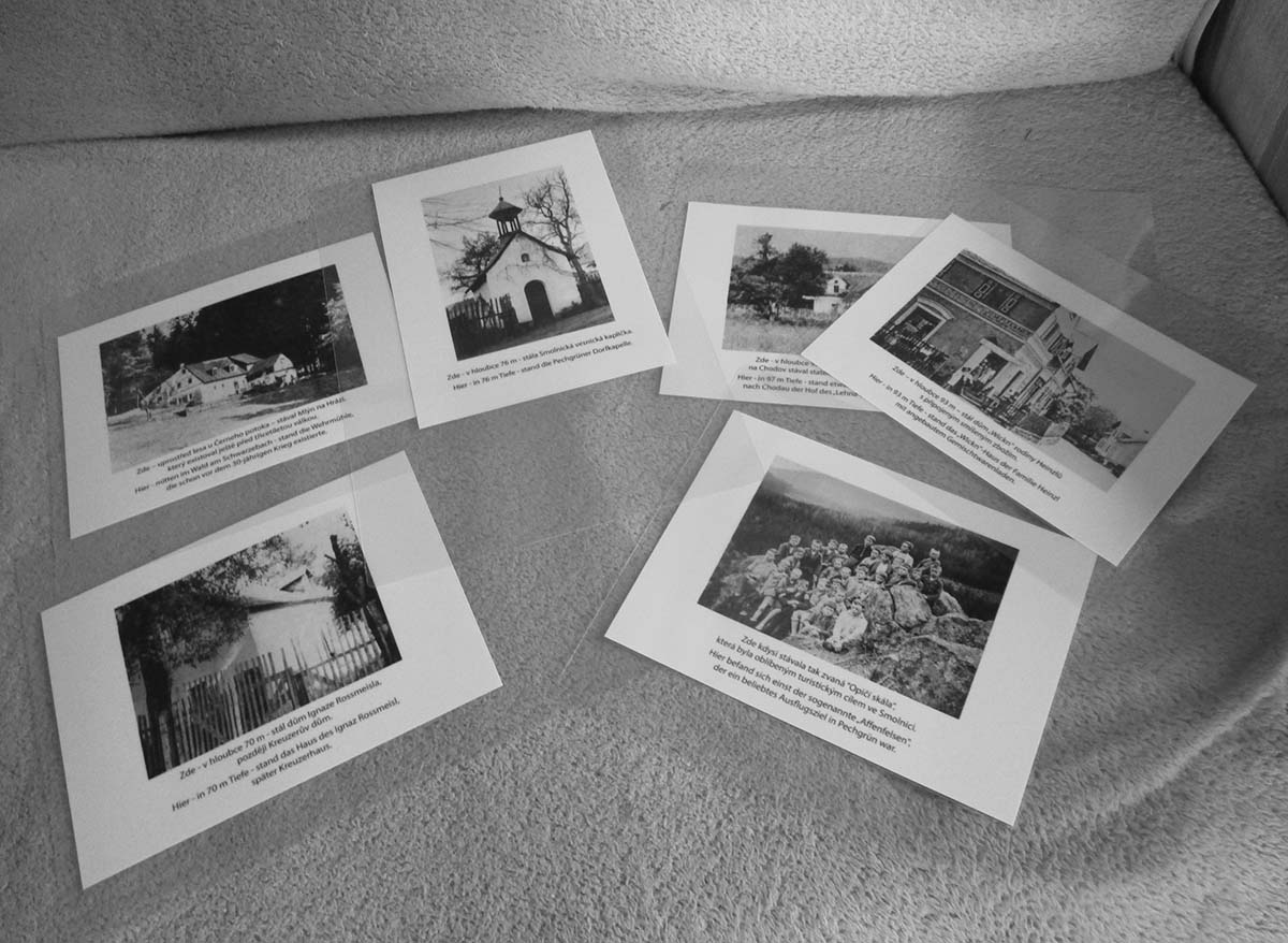 Gedenktafeln – Übersicht auf dem Sofa