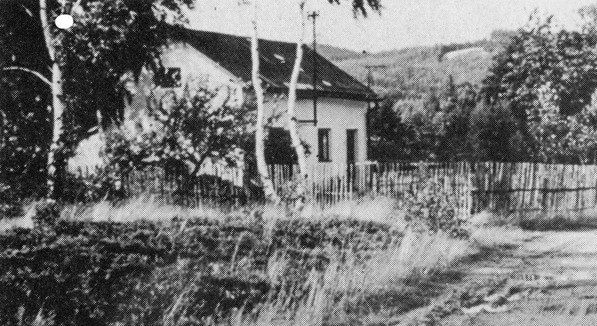 Haus Nr. 105 der Familie Ullmann vor "Mazls Bühlerl"