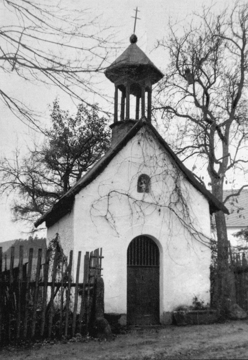 Pechgrüner Dorfkapelle